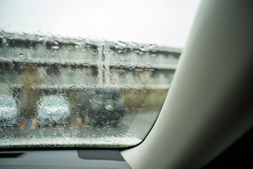 車の窓越しの雨_04