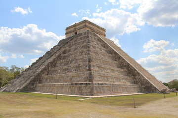 Fototapeta na wymiar mayan pyramid in chichen