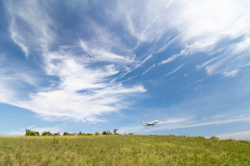 飛行機と緑の丘