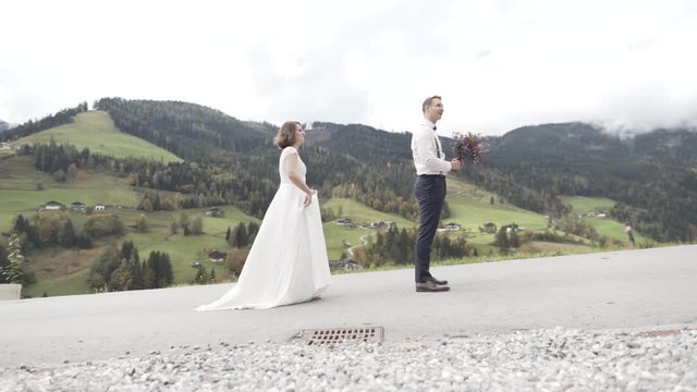 Braut geht auf Br&auml;utigam zu - First Look in den Bergen &Ouml;sterreichs