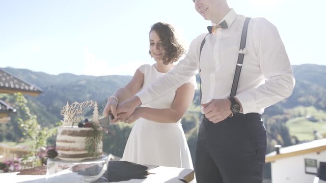 Hochzeitstorte anschneiden