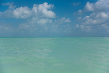 Fototapeta na wymiar Beautiful turquoise clear water of the Caribbean Isla Mujeres Northern beach, Mexico