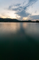 Fototapeta na wymiar 京都の池の水面に映る朝焼けの空
