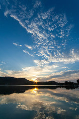 京都の池の水面に映る朝の空