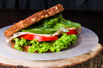 Sandwich saludable con jamon de pavo