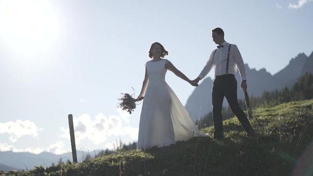 Brautpaar geht in den Bergen &Ouml;sterreichs