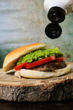 Hamburguesa a la italiana con palta y tomate
