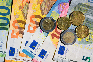 Euro Geldscheine und Münzen

