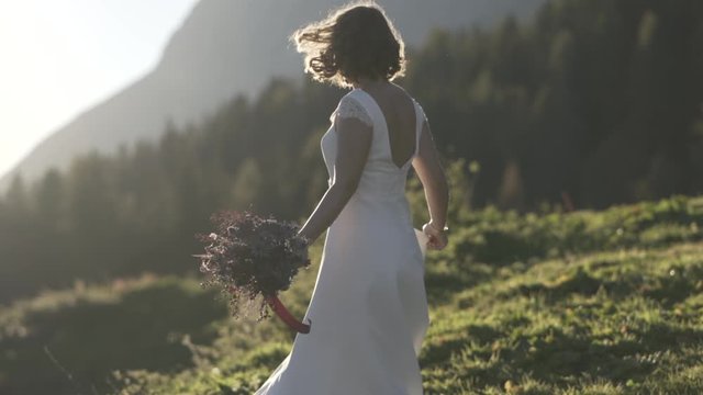 Zeitlupe Brautkleid dreht sich auf Wiese in Bergen &Ouml;sterreichs