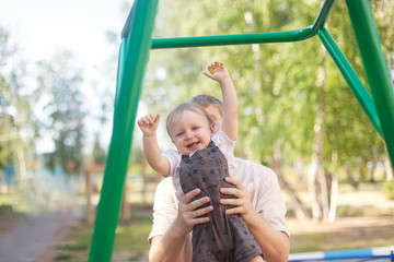 Obraz premium dad throws up a one-year-old son