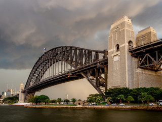 Obraz premium Sydney Harbour Bridge against a cloudy sky