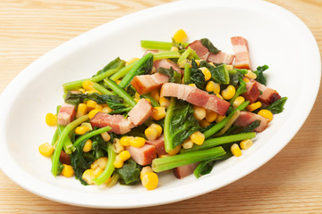 ほうれん草とベーコンのバター炒め