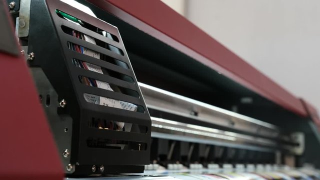 Large format digital printing machine and moving print head