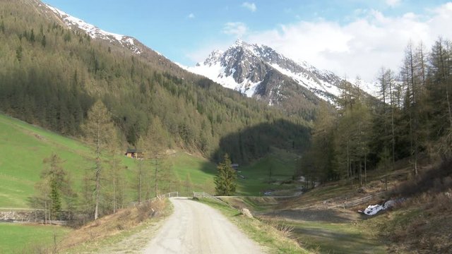 Winkeltal, Winkeltalbach, Gebirgsbach, Tal, Zentralalpen, Osttirol, Villgraten, Au&szlig;ervillgraten, Deferegger Alpen, Villgrater Berge, G&ouml;lbner, Alm, Almh&uuml;tte, Landwirtschaft, Bergbauer, Weide, F&ouml;hre, L&auml;
