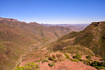 Lesotho王国をレンタカーで走った風景。壮大な山々と咲き乱れるコスモス、特徴的な農村部の家屋など見所が多い