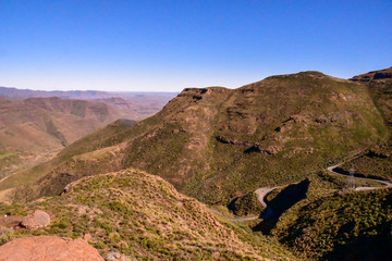 Lesotho王国をレンタカーで走った風景。壮大な山々と咲き乱れるコスモス、特徴的な農村部の家屋など見所が多い