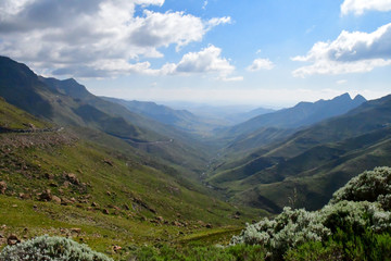 Fototapeta na wymiar Lesotho王国をレンタカーで走った風景。壮大な山々と咲き乱れるコスモス、特徴的な農村部の家屋など見所が多い
