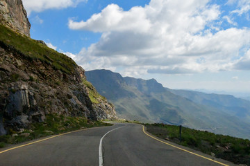 Lesotho王国をレンタカーで走った風景。壮大な山々と咲き乱れるコスモス、特徴的な農村部の家屋など見所が多い