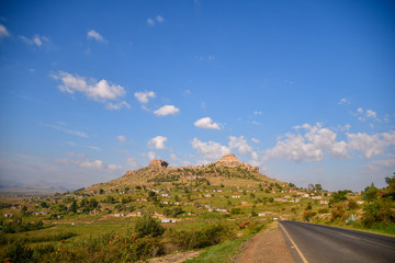 Lesotho王国をレンタカーで走った風景。壮大な山々と咲き乱れるコスモス、特徴的な農村部の家屋など見所が多い