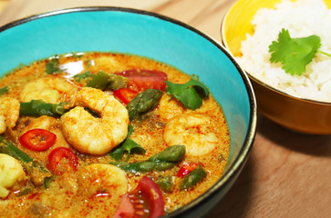 Shrimps with asparagus in curry sauce.