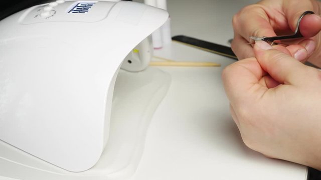 Cut the big toenail with nail scissors.Opisivaet edge sawing and polishing.