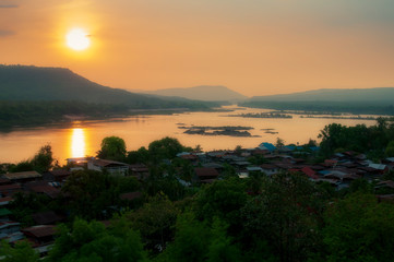 Fototapeta na wymiar The beautiful nature, golden light, reflects the sunrise of Mun River, Ubon Ratchathani Province.