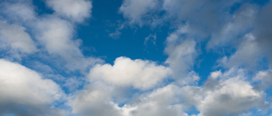 Bannière d'arrière-plan de ciel bleu avec nuages cumulus blanc 