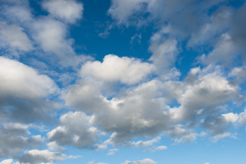Arrière-plan de ciel bleu avec nuages cumulus blanc 