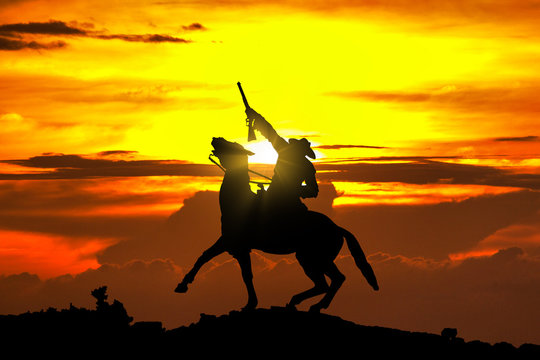 Cowboy Statue bei Sonnenuntergang