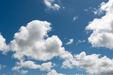 Obraz na płótnie Canvas Arrière-plan de ciel bleu avec nuages cumulus blanc 