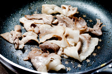 豚バラ薄切り肉を炒める