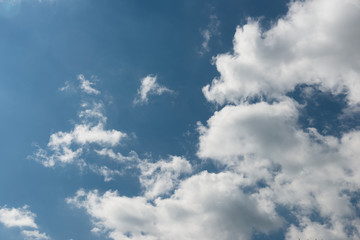 Obraz premium Arrière-plan de ciel bleu avec nuages cumulus blanc 