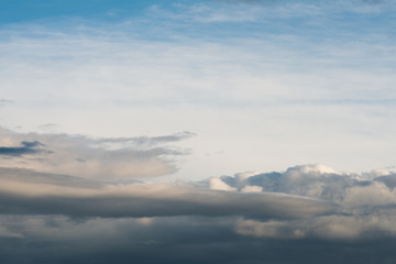 Fototapeta na wymiar Arrière-plan de ciel nuageux d'orage s'en allant
