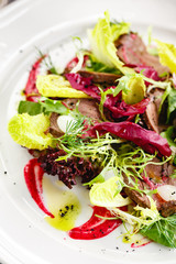 Green salad with roast beef
