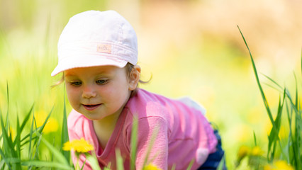 Dziecko Bawiące się w trawie
