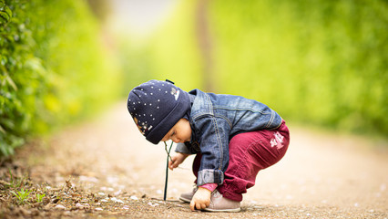 Dziecko bawiące się na deptaku