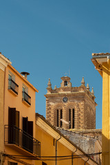 Torre en medio de la plaza de un pueblo manchego