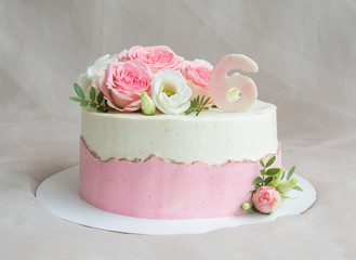 Obraz na płótnie Canvas pink birthday cake with roses