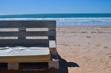 Silla frente a la playa de Cádiz, España. 