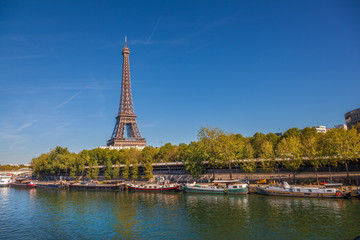 Fototapeta na wymiar La tour Eiffel, la Seine et ses péniches.