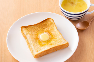 バタートーストとコーンスープ