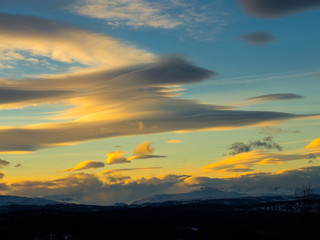 Vorboten eines Sturmes - abendlicher Himmel in Norwegen