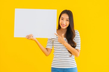 Fototapeta na wymiar Portrait beautiful young asian woman show empty white billboard sign
