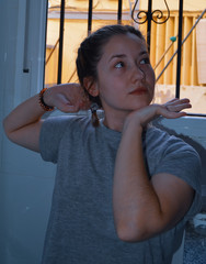 Modelo posando en su casa durante la cuarentena en Sevilla, España. 