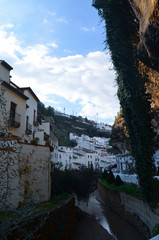 Un día nublado de turismo en Setenil de las Bodegas, Cádiz, España. 