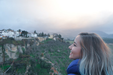 Modelo posando en el mirador de Ronda, Málaga, España. 