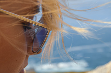 Modelo delante de una playa en A Coruña, España.