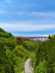 青空と山の中の赤い橋
