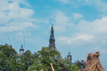 Pompas de jab&oacute;n sobre el cielo de Edimburgo