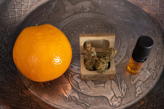 Naranja, cogollos CBD y aceite de CBD cannabis